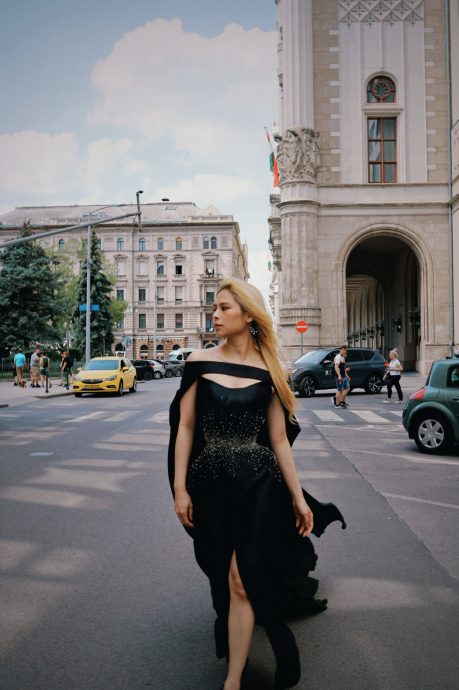 李幸倪游匈牙利遭大叔偷拍