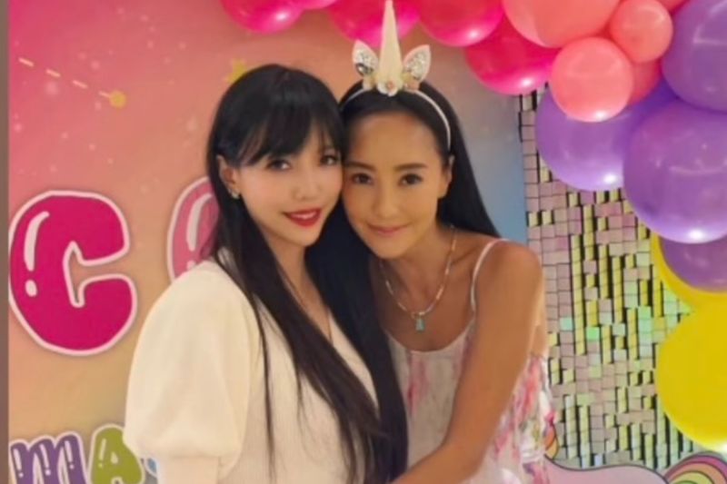 李靓蕾一拖三背大包包 关颖心疼好姐妹