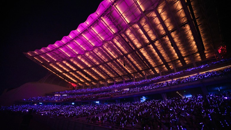 杨千嬅广州开唱现奇景 场外2万人扎营划龙舟听免费歌