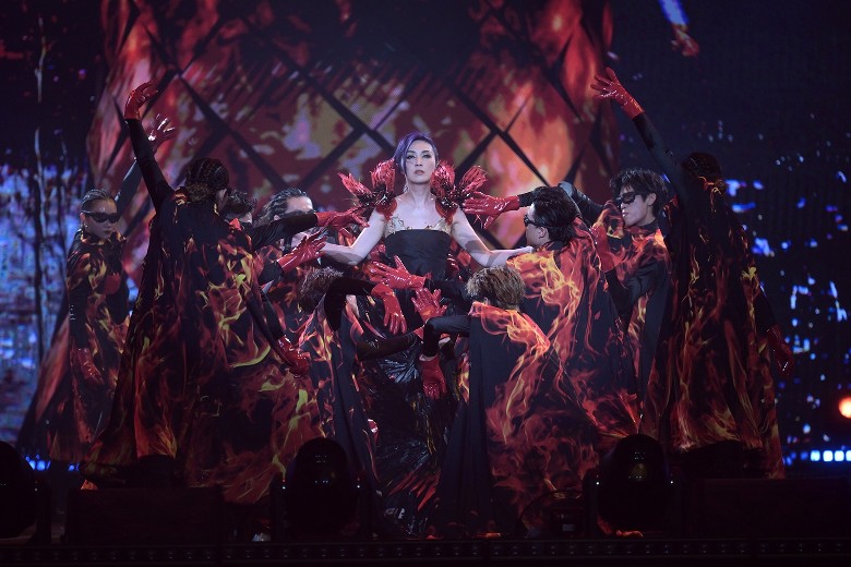 杨千嬅广州开唱现奇景 场外2万人扎营划龙舟听免费歌