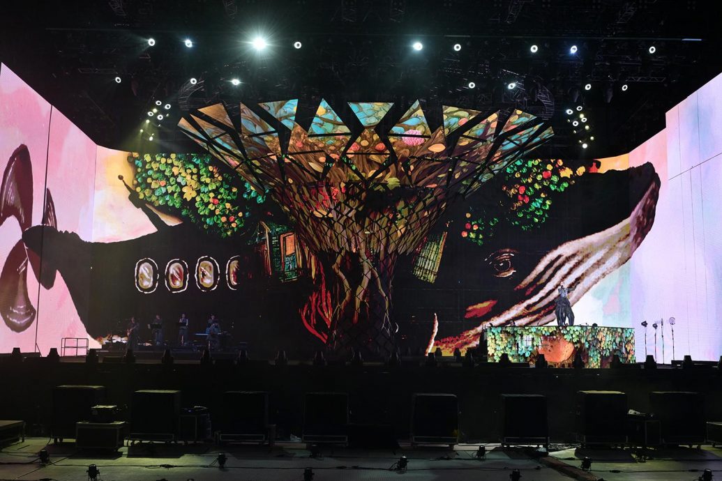 杨千嬅广州开唱现奇景 场外2万人扎营划龙舟听免费歌