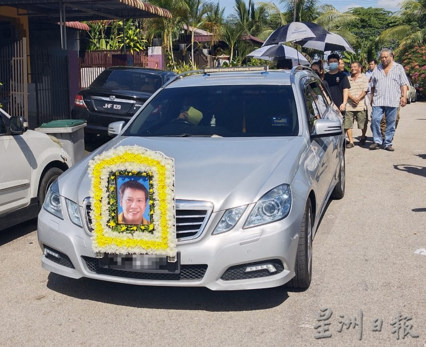 柔︰2车相撞3死案  2死者举殡 亲友送别