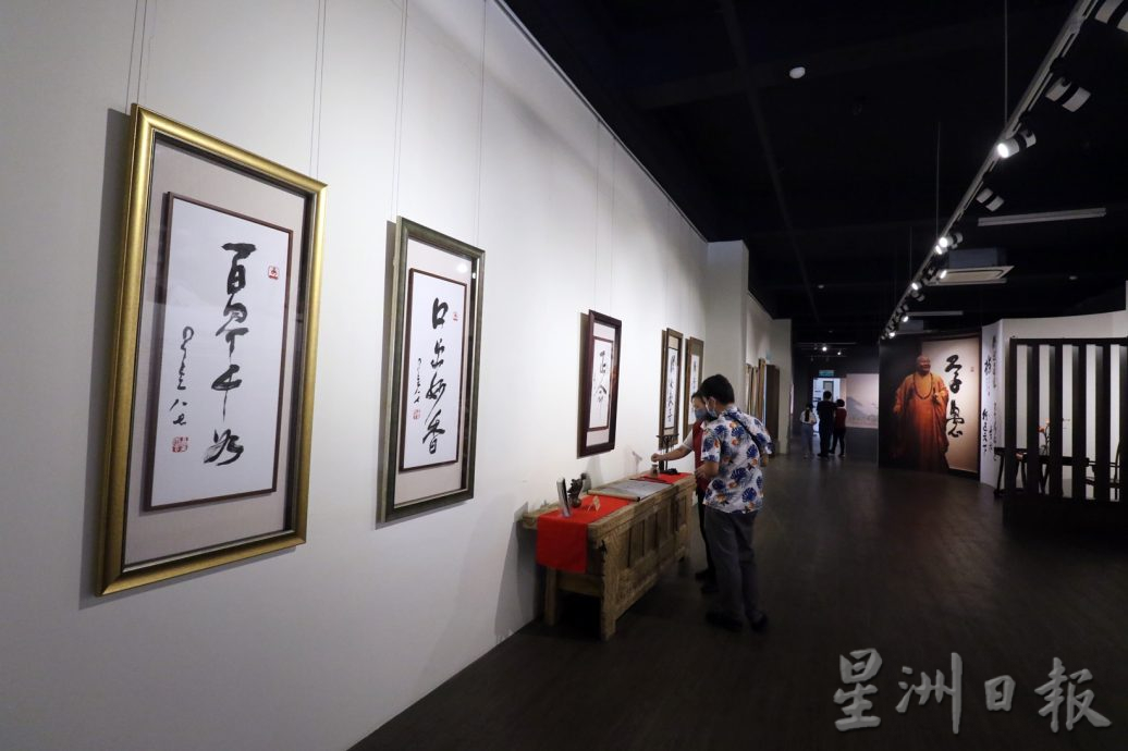 柔: 佛诞日“回家” 与佛相应 信众齐聚新马寺 如“小过年”