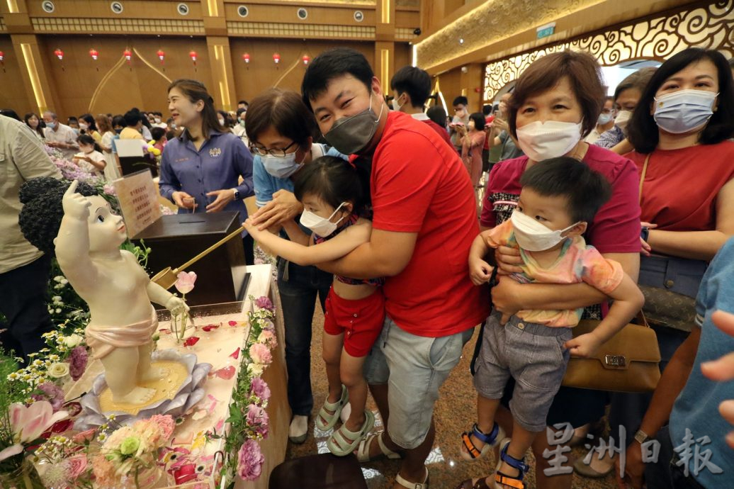 柔: 佛诞日“回家” 与佛相应 信众齐聚新马寺 如“小过年”