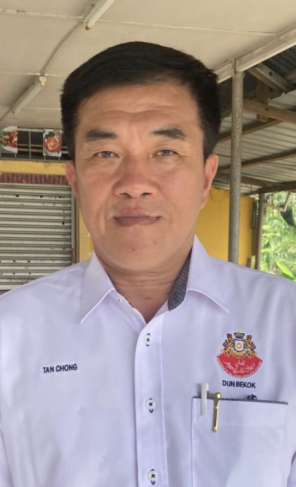 柔： 载送棕油罗里失控翻覆  棕油流至拉美士河 变色了