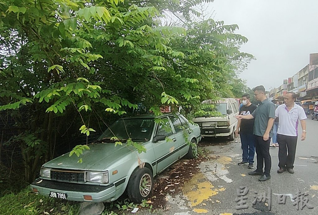 柔:【特稿】:前方车乱停,后方到处废车;新古来市(二)居协会所活动空间受阻