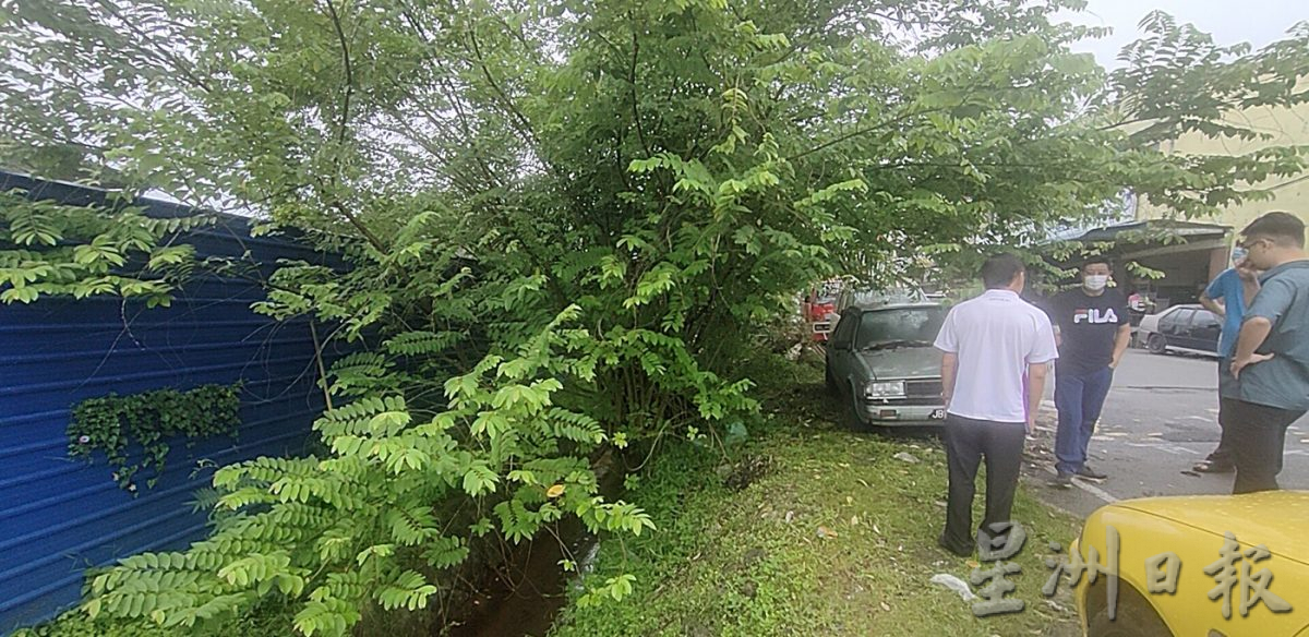 柔:【特稿】:前方车乱停,后方到处废车;新古来市(二)居协会所活动空间受阻
