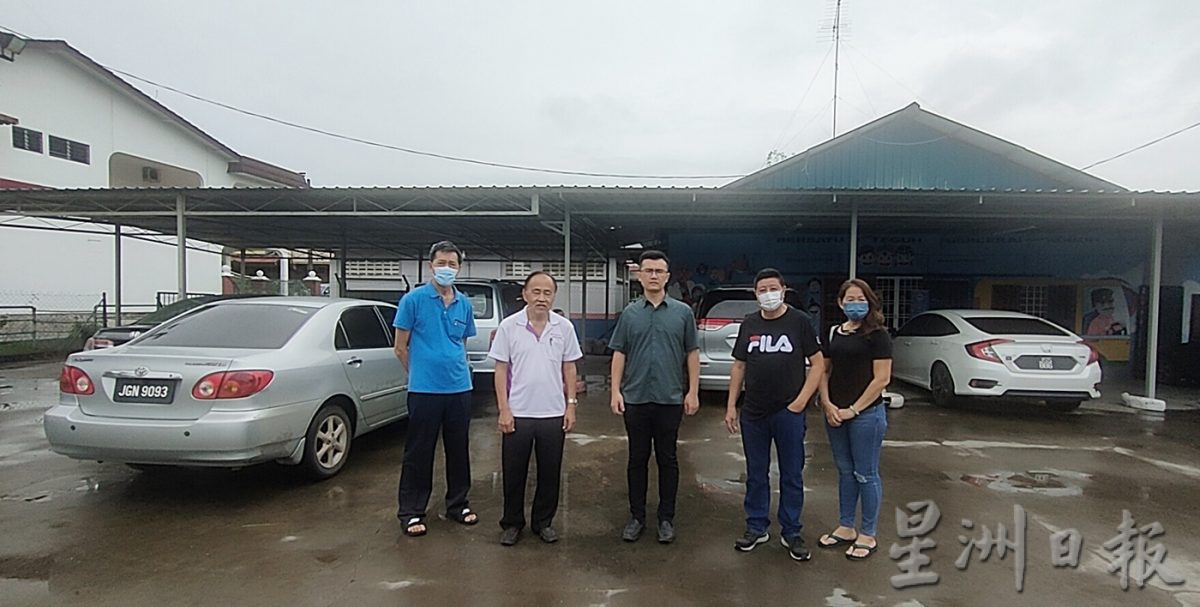 柔:【特稿】:前方车乱停,后方到处废车;新古来市(二)居协会所活动空间受阻