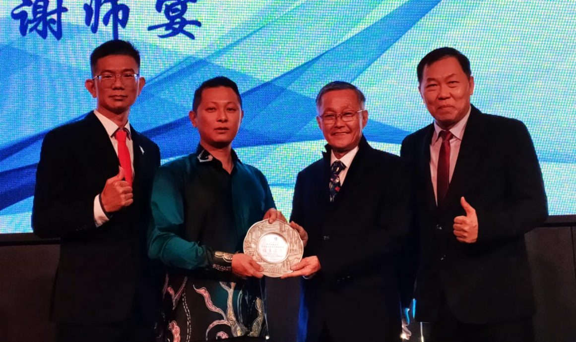 柔：另一教育版头：新闻：培养学校校长李清发促家长与老师合作，引导学生分辨网络资讯