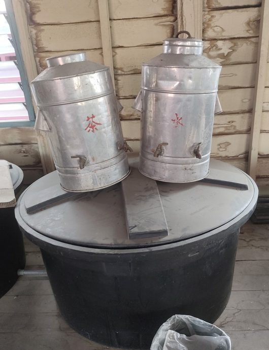 柔：封底（本月22日刋）这些人，那些事：古来武吉峇都新村帛金会向办丧的会员伸出援手