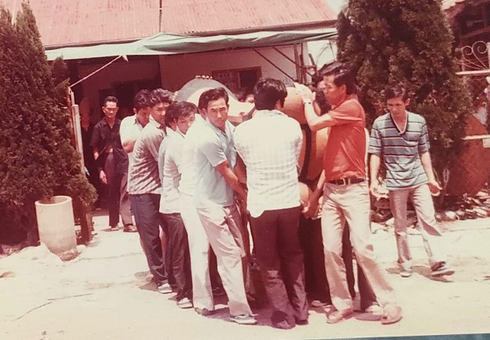 柔:封底(本月22日刋)这些人,那些事:古来武吉峇都新村帛金会向办丧的会员伸出援手