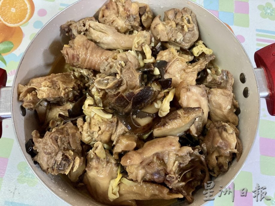 柔:封底:食客指路之私房好菜:茹燕的黄酒鸡与柠檬鸡扒(5月23日见报)