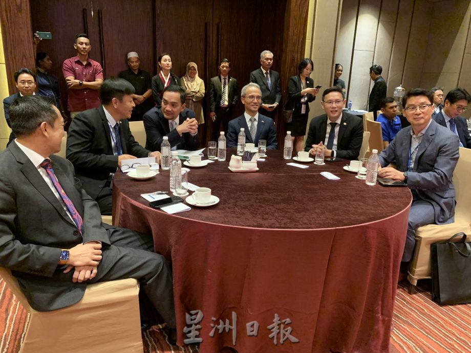 柔:封面主文:新闻:柔州务大臣:最迟明年解决数项民生课题,包括两个马新通道出入境关卡堵塞问题