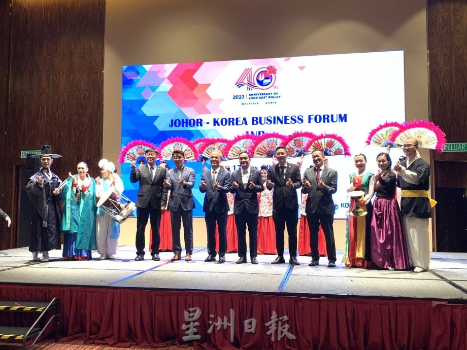 柔:封面主文:新闻:柔州务大臣:最迟明年解决数项民生课题,包括两个马新通道出入境关卡堵塞问题