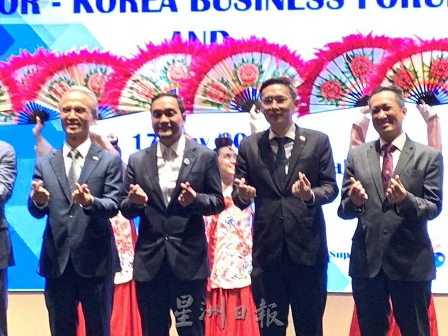 柔:封面主文:新闻:柔州务大臣:最迟明年解决数项民生课题,包括两个马新通道出入境关卡堵塞问题