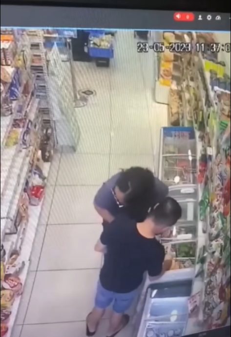 柔:新闻:1男2女“取走”冰淇淋和零食 便利店限2天内归还或付款
