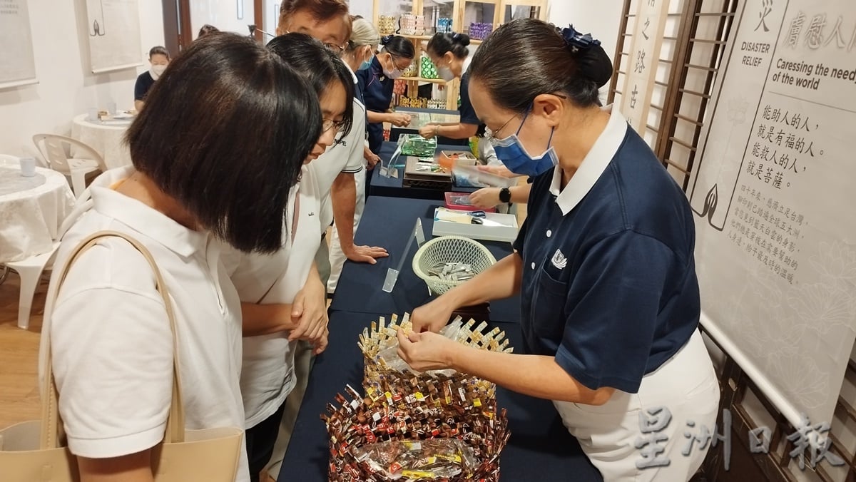 柔：新闻：古来慈济卫塞节邀众人集爱  制篮 援尼泊尔贫民 