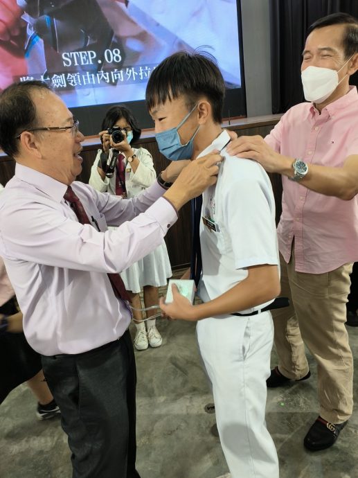 柔:新闻:告别稚嫩 迈向成熟人生 銮中335高三生成年啦!