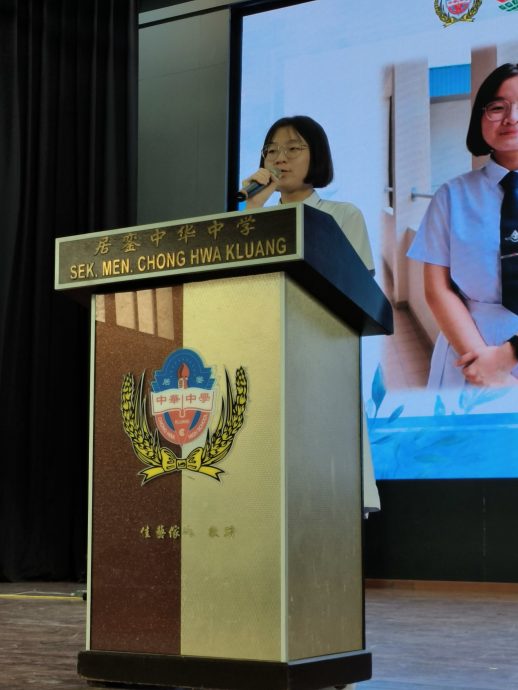 柔:新闻:告别稚嫩 迈向成熟人生 銮中335高三生成年啦!