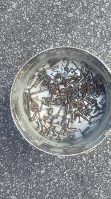 柔:新闻:新古来市(二)花园多处道路路面出现钉子