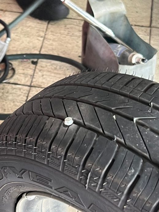 柔:新闻:新古来市(二)花园多处道路路面出现钉子