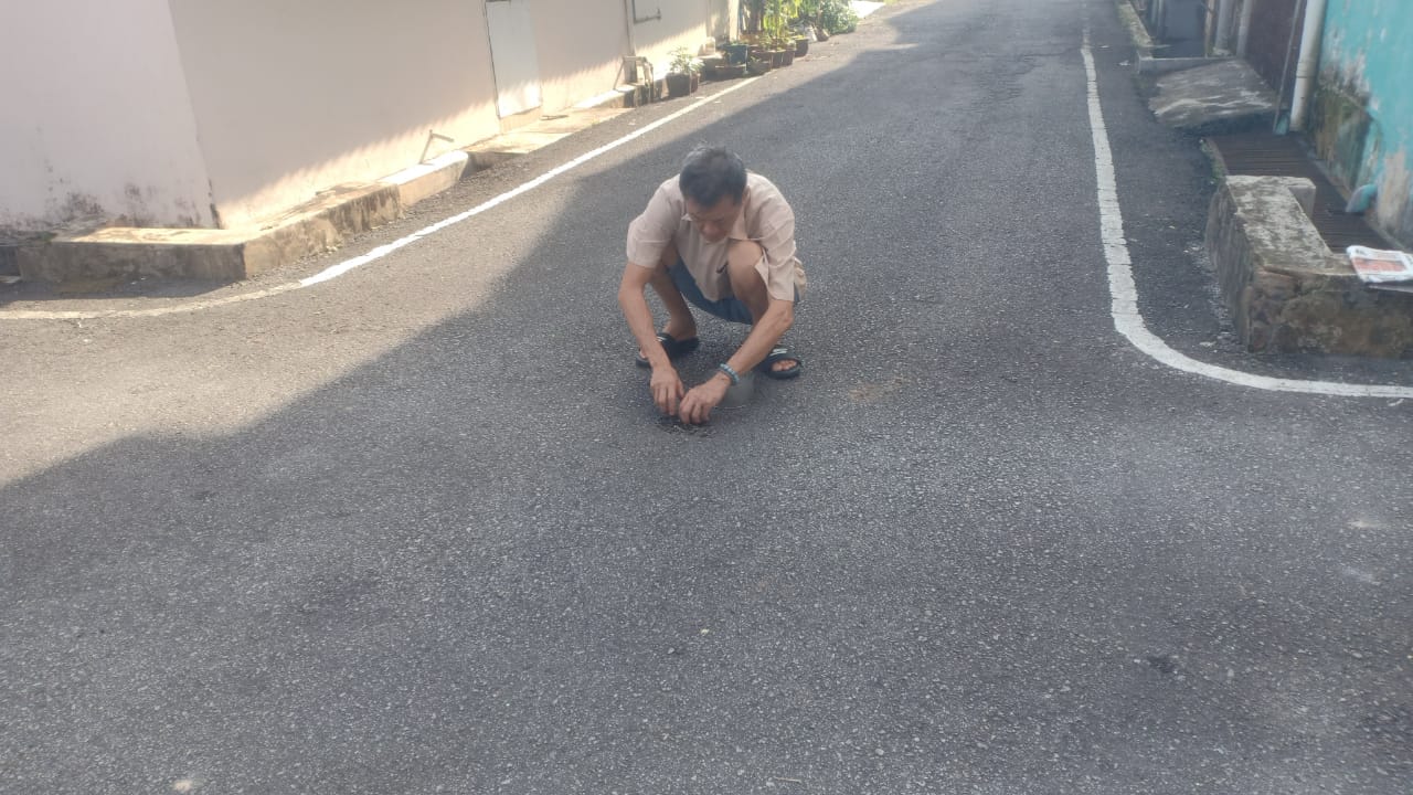 柔:新闻:新古来市(二)花园多处道路路面出现钉子