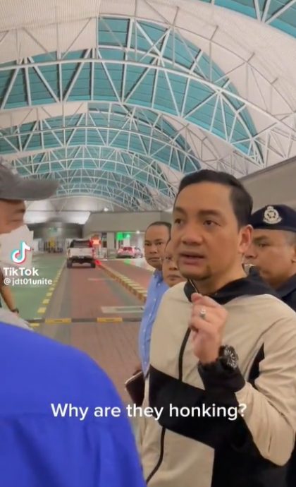 柔:新闻:新山关卡摩托车通道陷瓶颈,官员:他们本来就会鸣笛,大臣无法接受