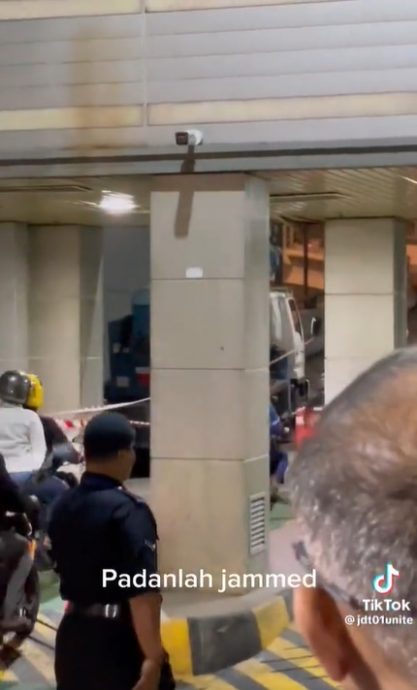 柔:新闻:新山关卡摩托车通道陷瓶颈,官员:他们本来就会鸣笛,大臣无法接受