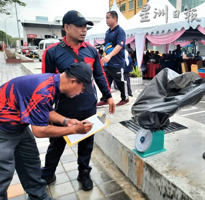 柔：新闻：麻河河畔清洁运动  半小时捡214公斤垃圾
