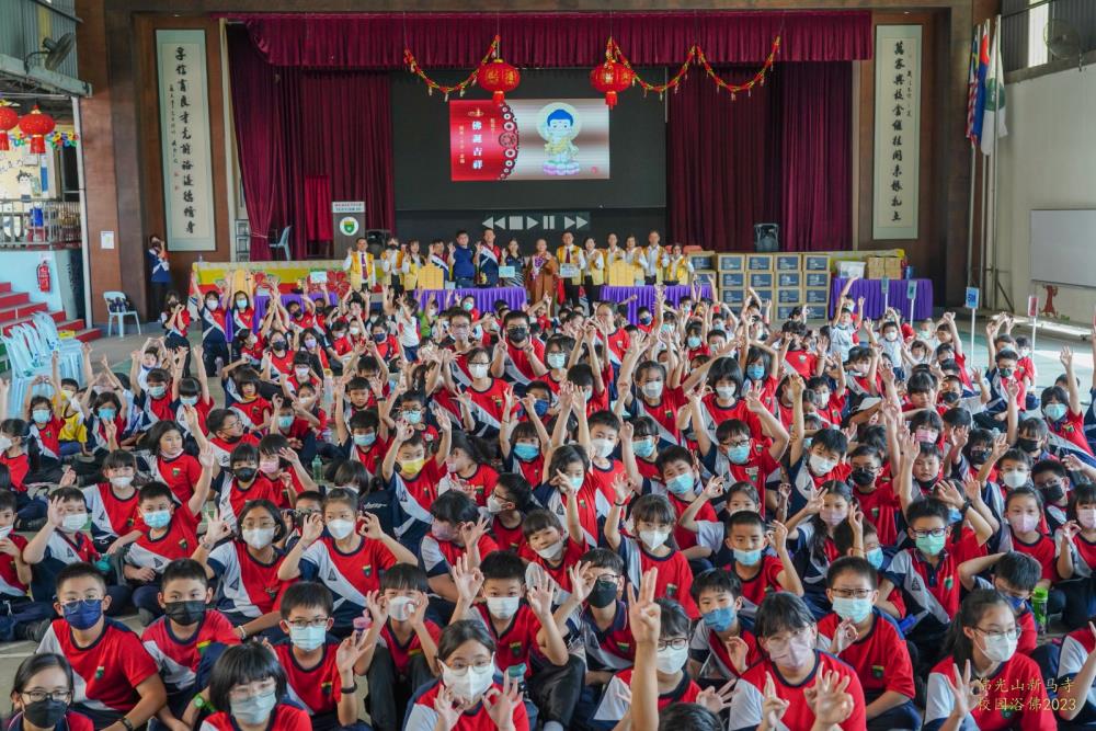 柔：新马寺校园浴佛　启动温馨五月行三好