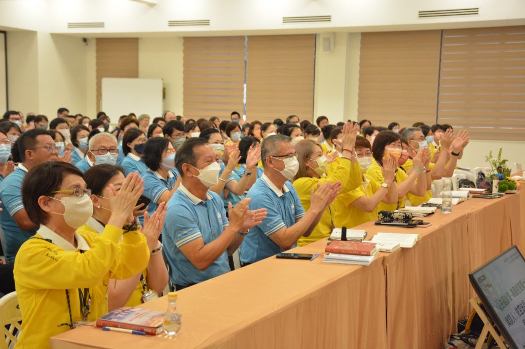 柔:**显刊**文告:300人齐聚新马寺听华严