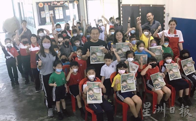 柔:本报活动:峇四加亭中华学校,参与小星星知识列车领养计划