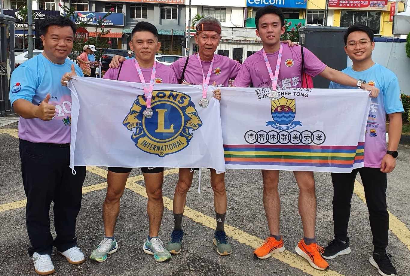 柔：版二教育版次头：启东华小办慈善义跑     400人热烈参与