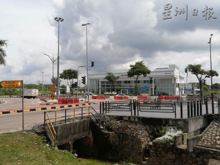 柔:版四头条:新闻:大洋园部分路段塞车严重 商家生意受影响