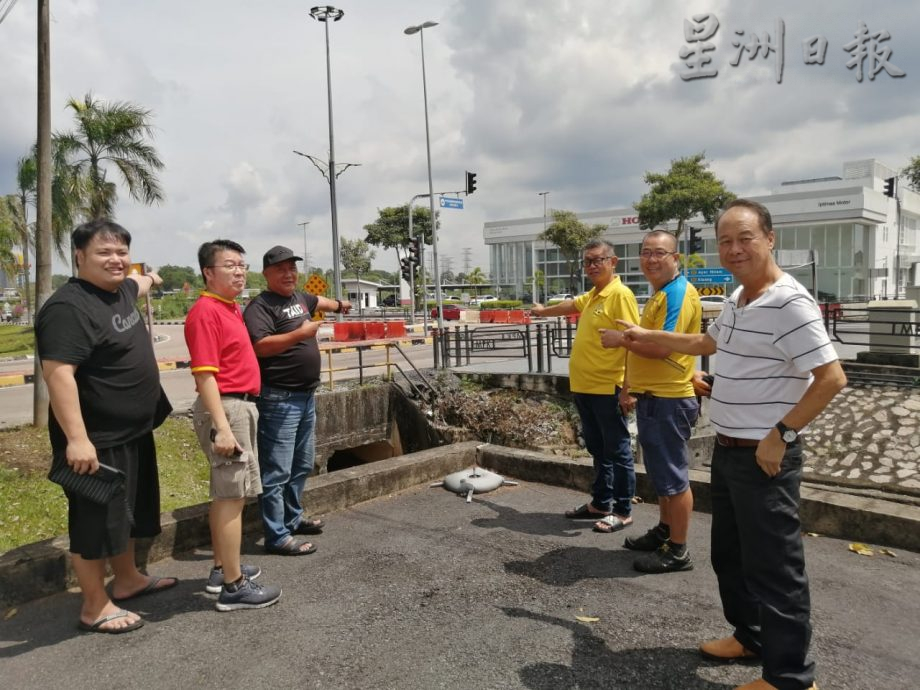 柔:版四头条:新闻:大洋园部分路段塞车严重 商家生意受影响