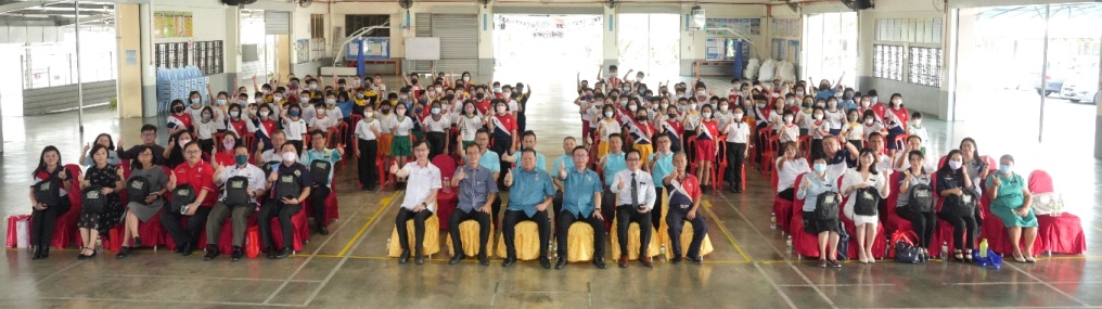 柔：版头之一：文告：柔佛苏丹后法蒂玛基金会 赠4800份援助品予新山县18所华小