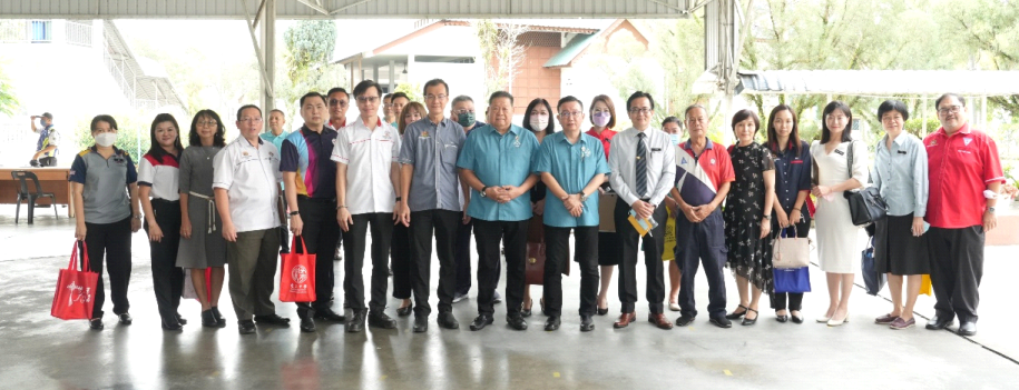 柔：版头之一：文告：柔佛苏丹后法蒂玛基金会 赠4800份援助品予新山县18所华小