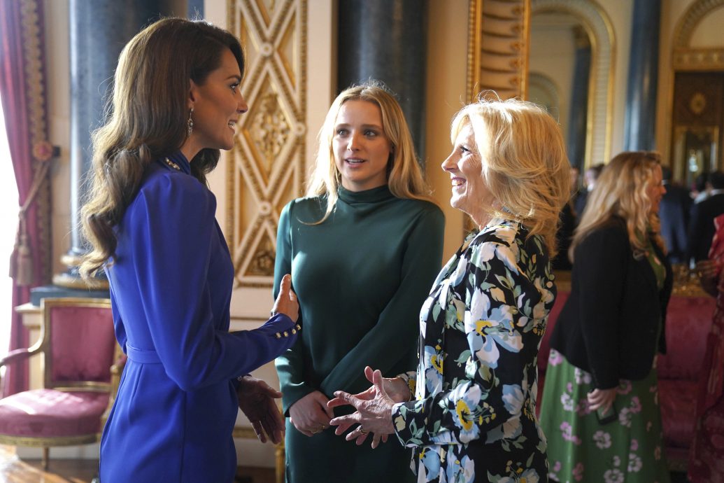 查尔斯三世白金汉宫外与民互动