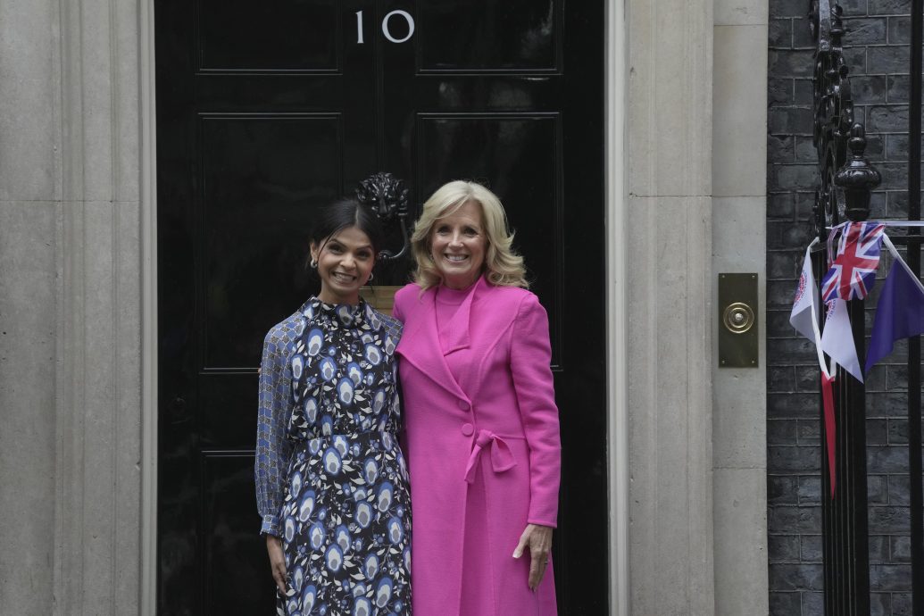 查尔斯三世白金汉宫外与民互动