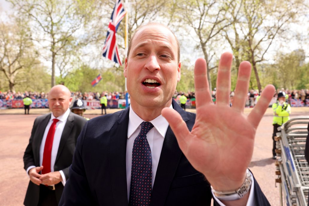 查尔斯三世白金汉宫外与民互动