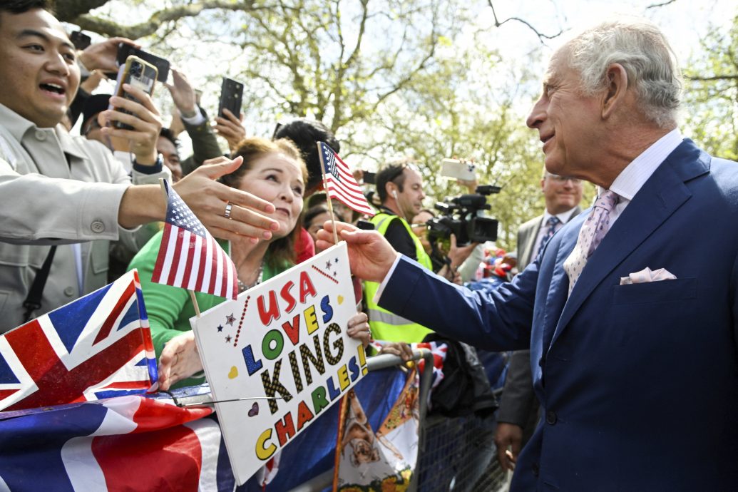 查尔斯三世白金汉宫外与民互动