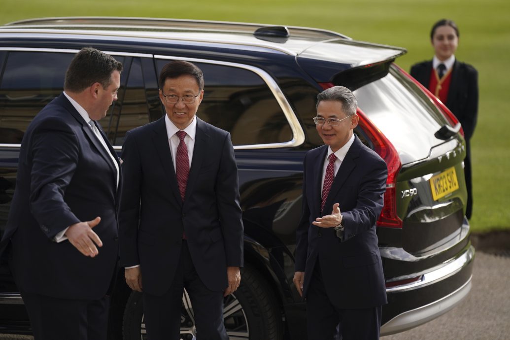 查尔斯三世白金汉宫外与民互动