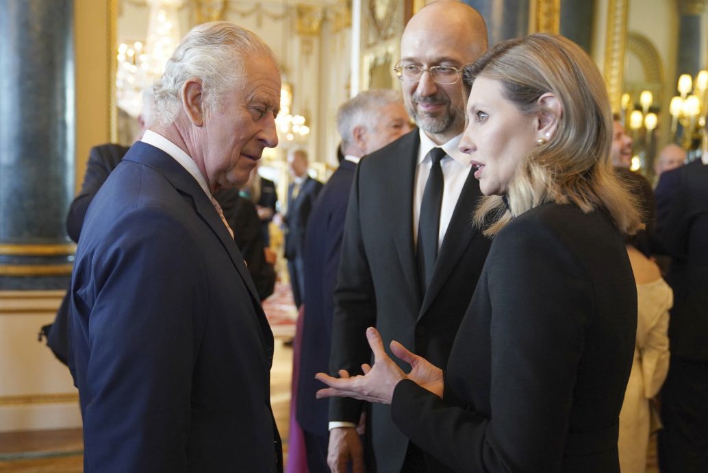 查尔斯三世白金汉宫外与民互动