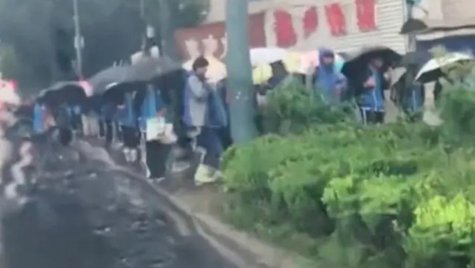 校钟未响不让进学生淋雨等开门 网民轰校方:食古不化