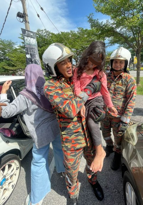 母亲下车购物 女童受困车内35分钟