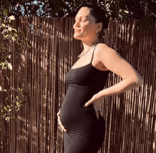 洁西J平安诞子 生父身分保密