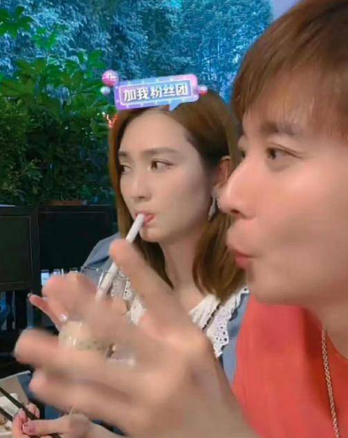 洪欣张丹峰撇离婚后直播 甜蜜投喂撒糖网酸捞钱无下限