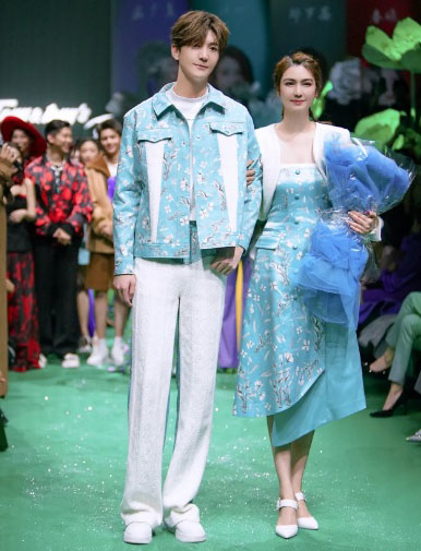 洪欣张丹峰道歉没离婚  发文维护小三全网骂翻