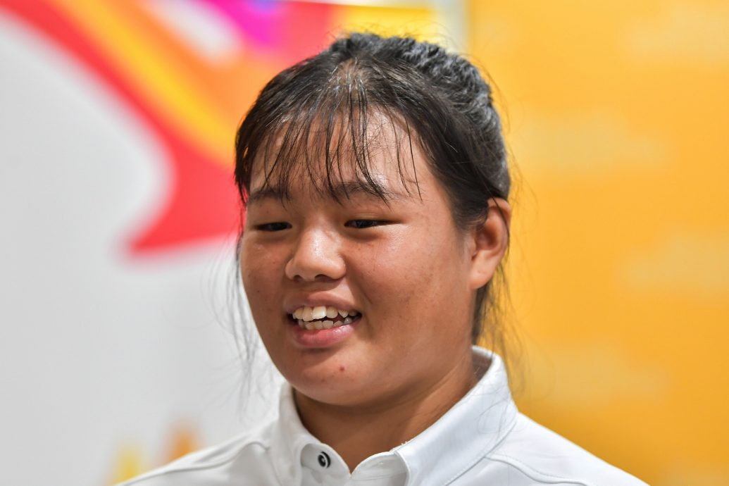 派鸡饭给街头市民 东运高球金牌黄瀞萱送暖