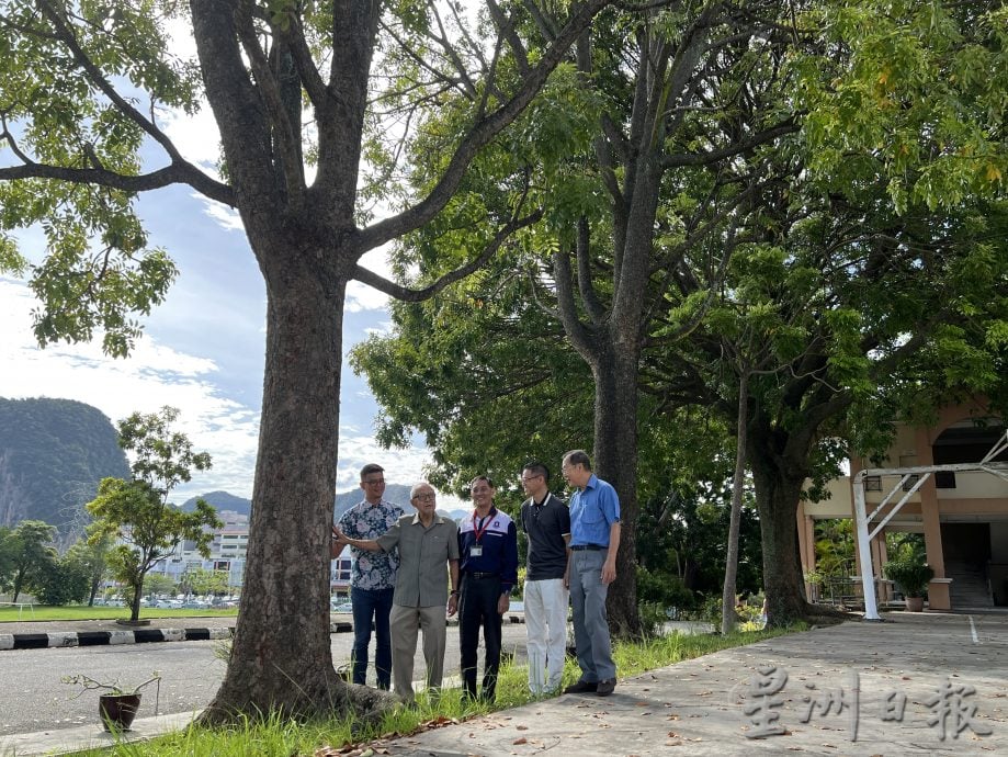 深斋中学校庆义卖会暨娱乐市开市！ 好看好吃好玩如同园游会兼作品秀